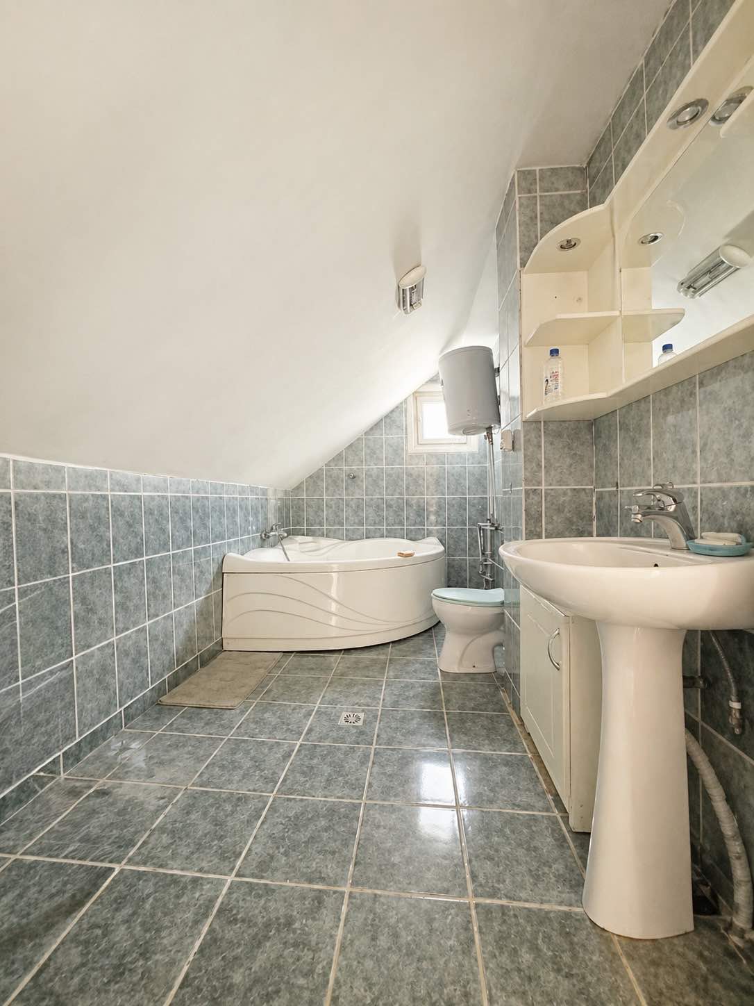 4_De închiriat – casă de locuit / spațiu comercial - 600 €