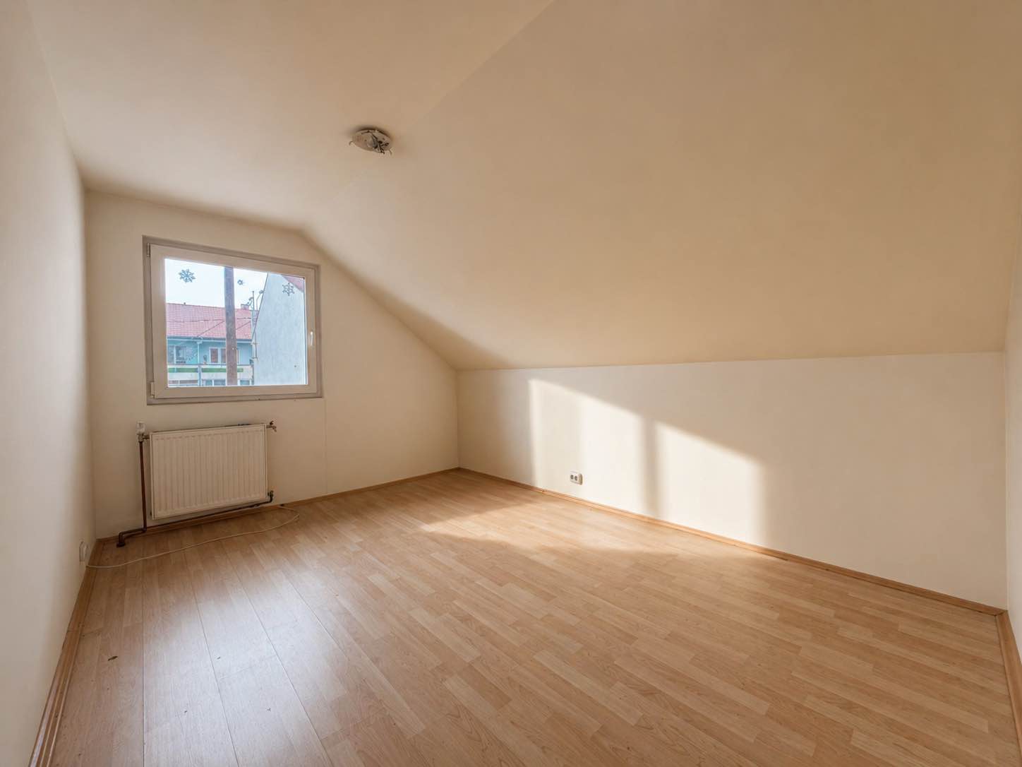 6_De închiriat – casă de locuit / spațiu comercial - 600 €