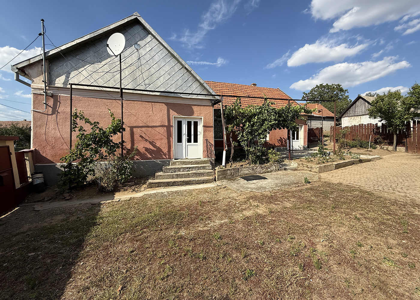 2_Casa cu teren 8000 mp. - Cetariu - 127.900 €