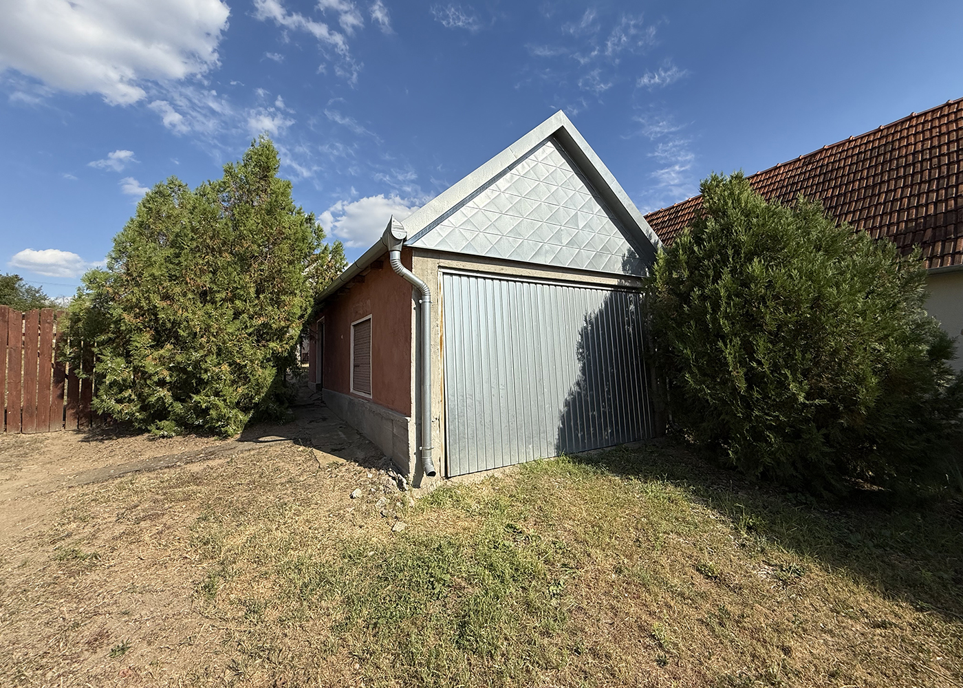 3_Casa cu teren 8000 mp. - Cetariu - 127.900 €